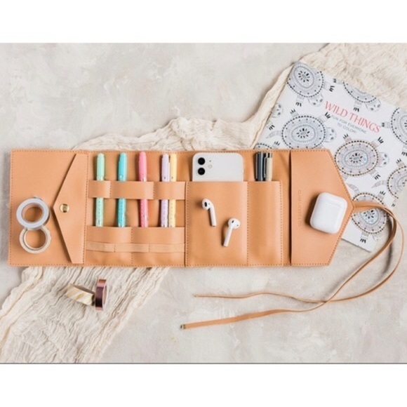 Accessories - NWT Glass Ladder Co “The Katherine” Tech Organizer Roll